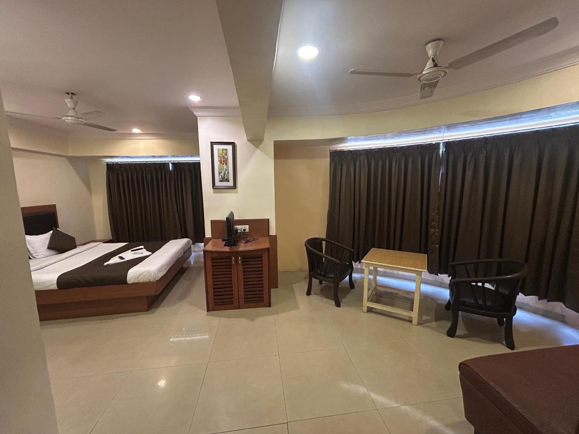Lucky Goregaon Hotel 3*