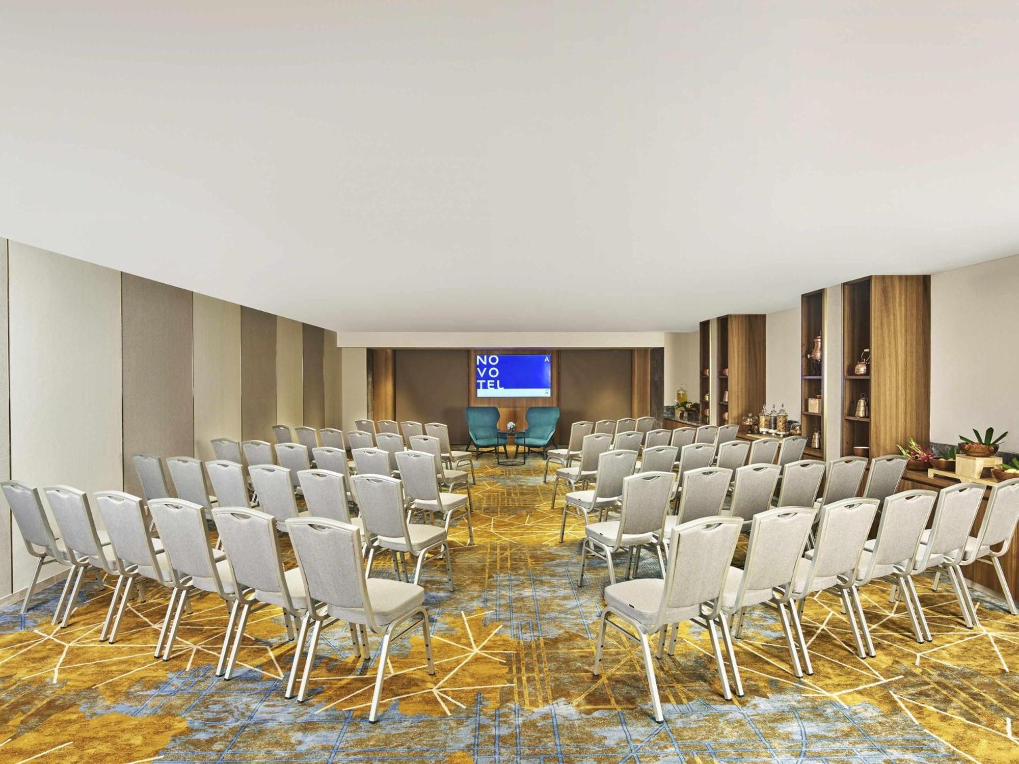 Novotel International Airport 5*