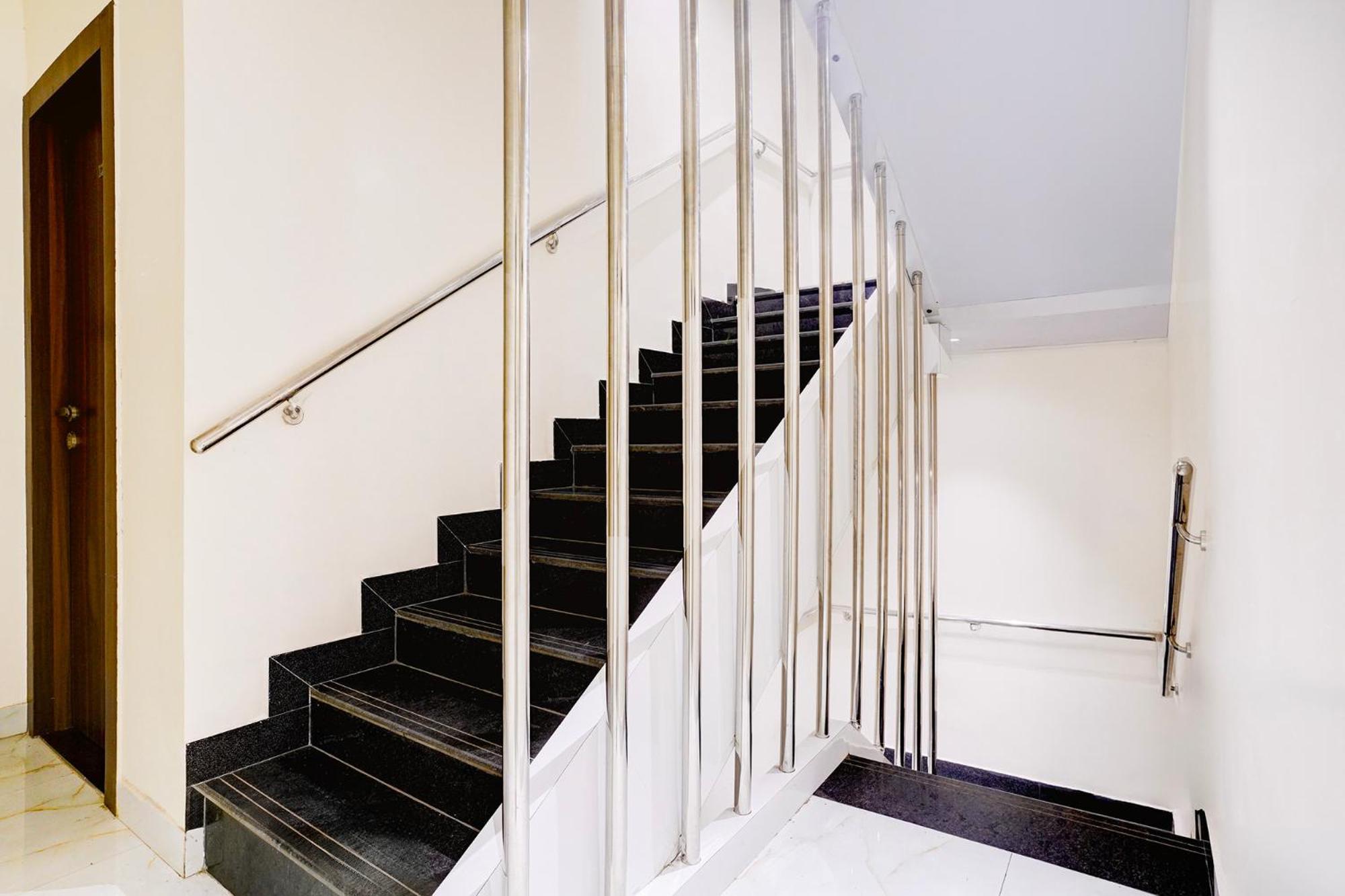 Hotel Fabhotel Majestic Crest