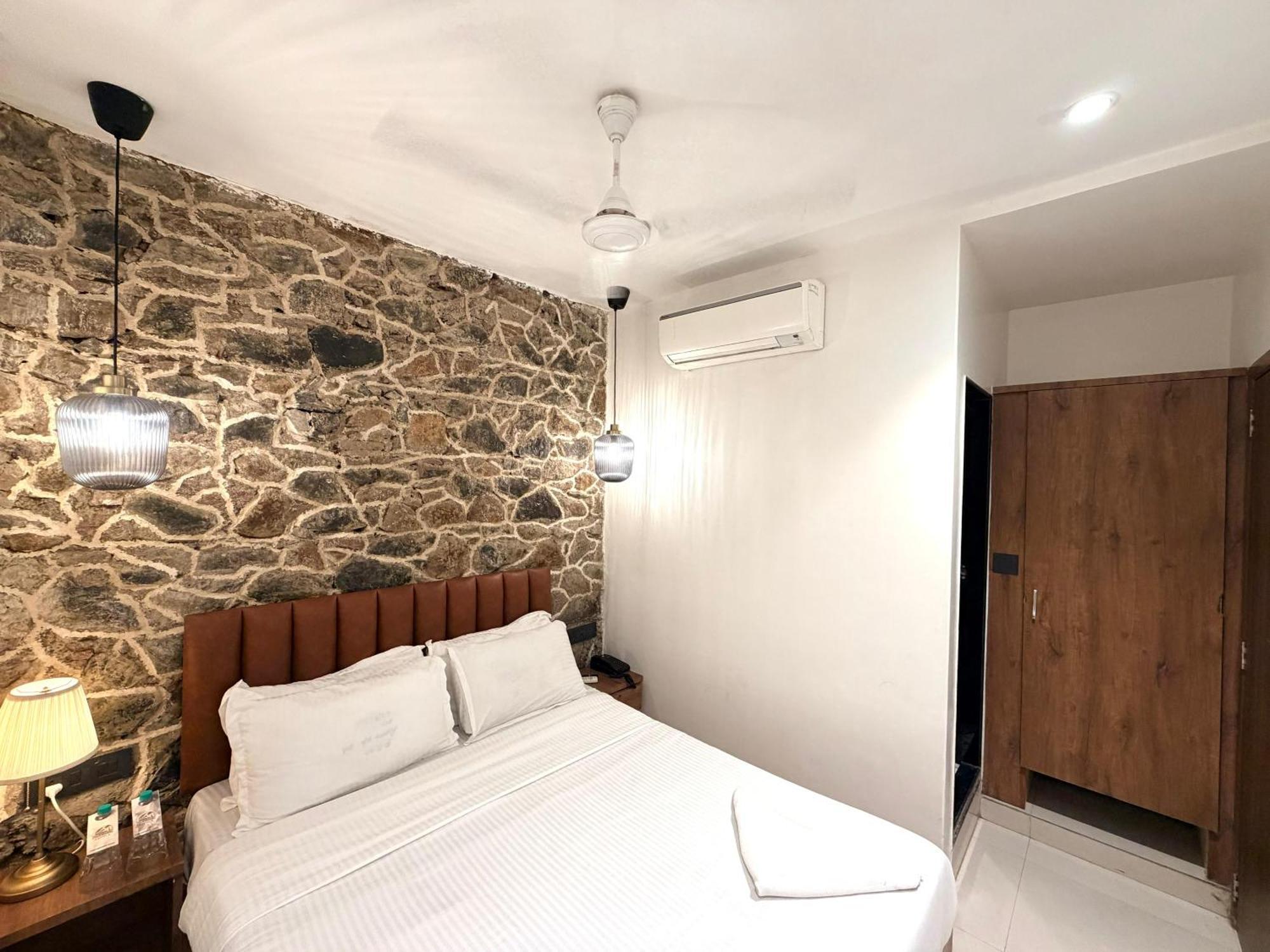 Palm Breeze - Colaba 3*