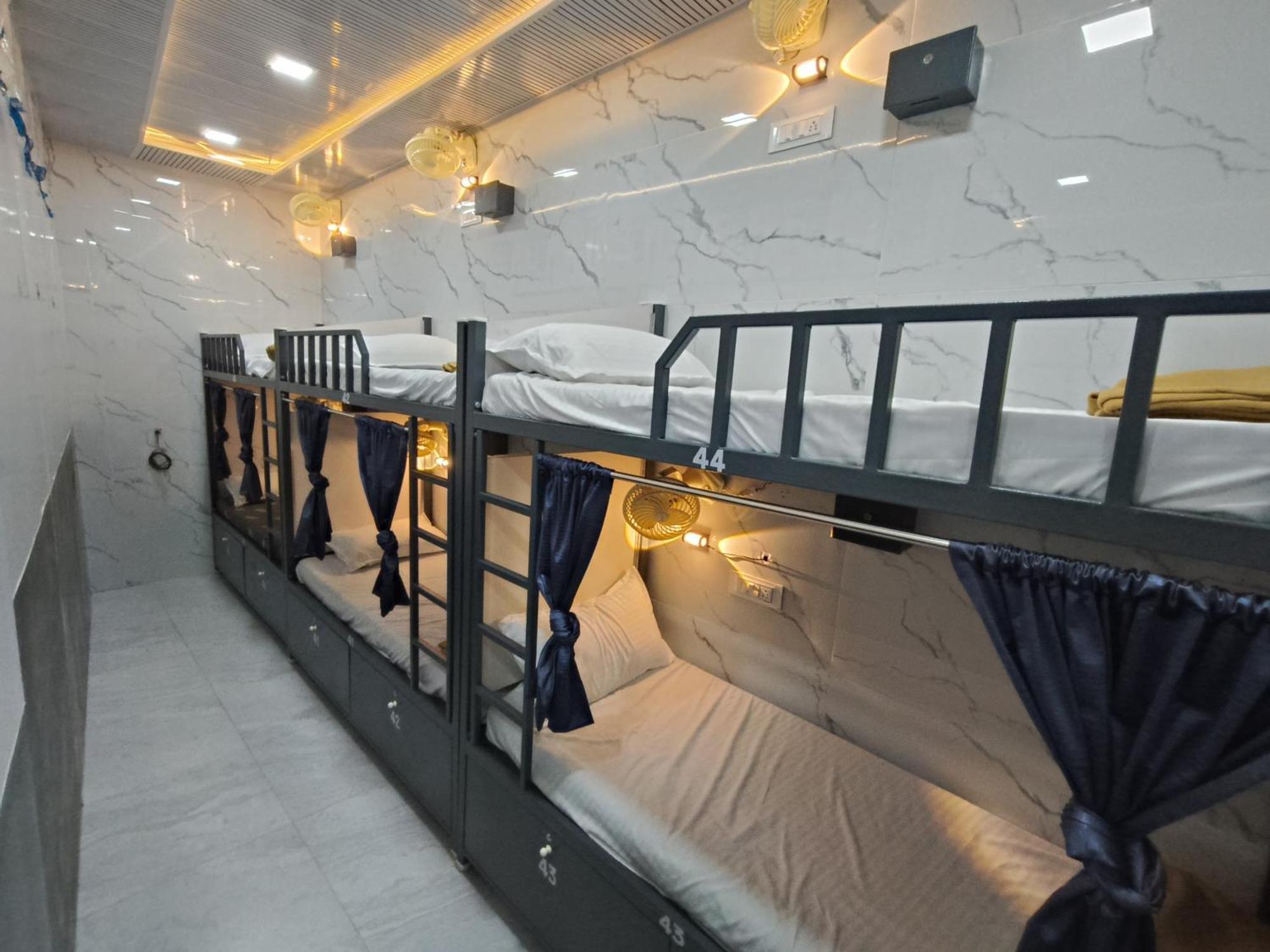 Basera And Separate For Group In Andheri East - Marol Hostel *