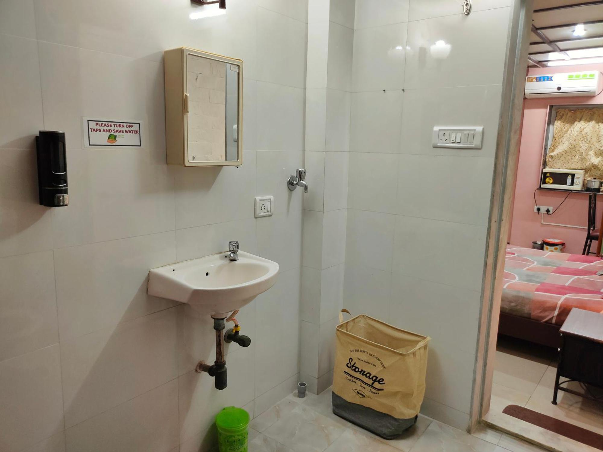 Ivory Room, Ac, Smart Tv, Ensuite, Independent Homestay Mumbai