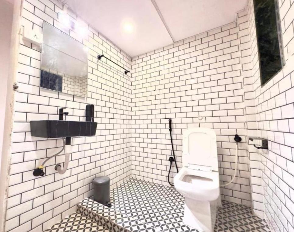 Locomo Hostel Express - Stay Work Eat * Mumbai