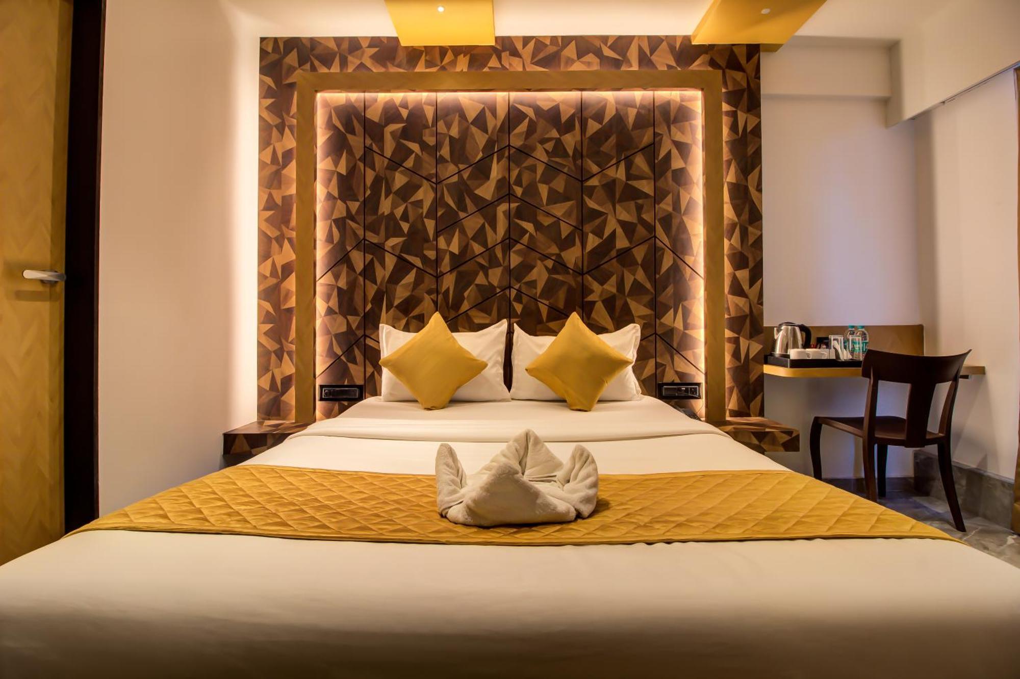 Malad Opposite Malad Railway Station 3*