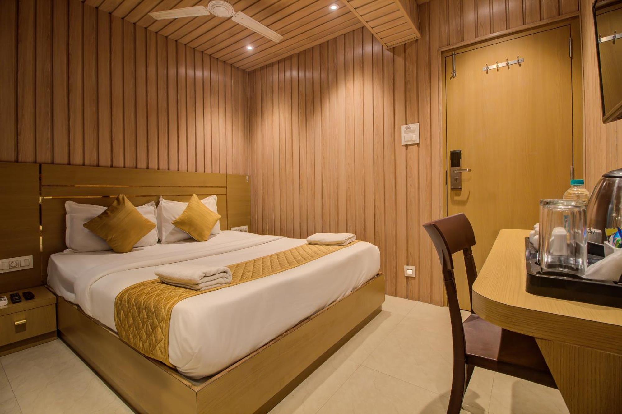 Malad Opposite Malad Railway Station 3*