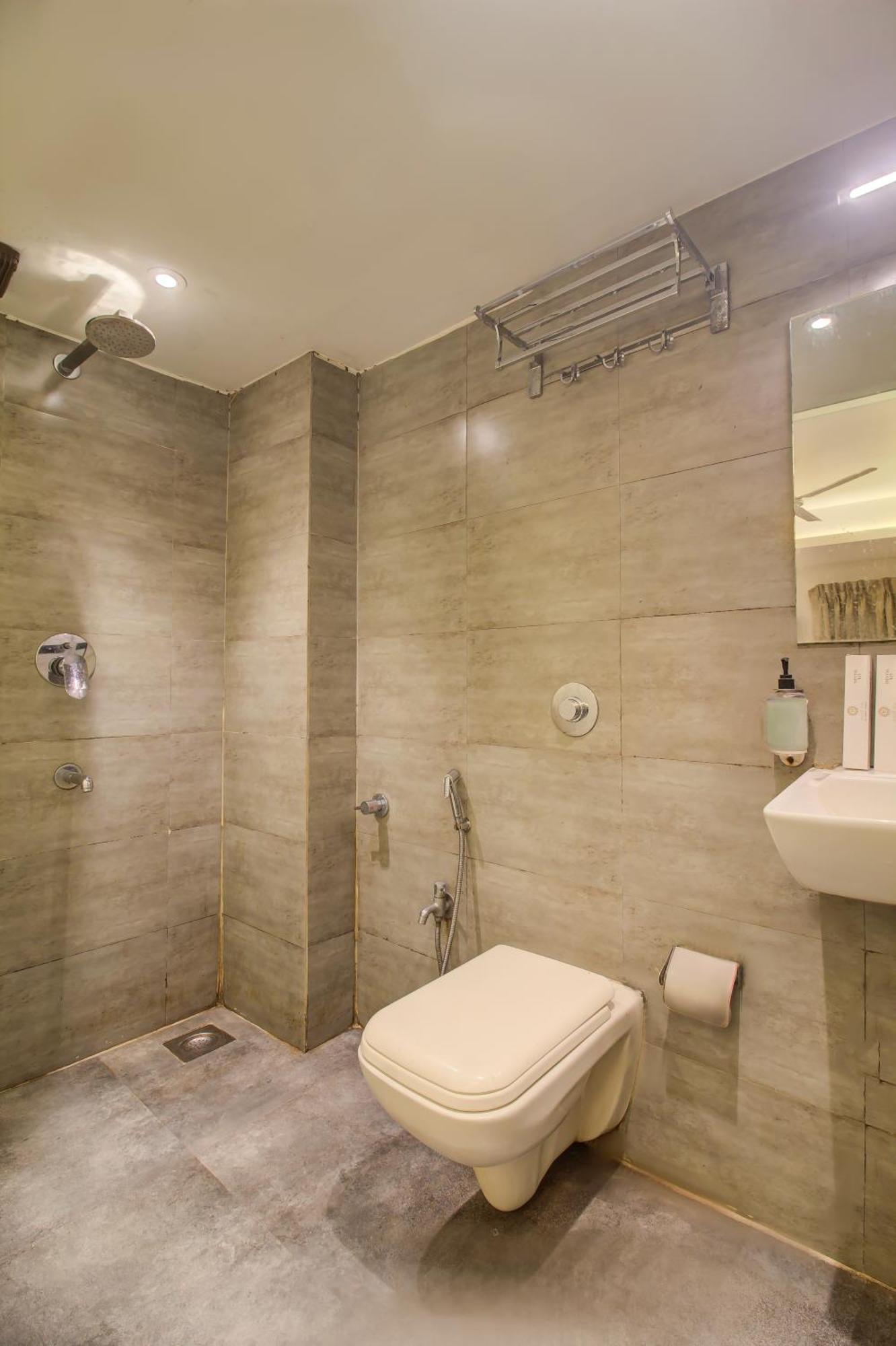 Malad Opposite Malad Railway Station 3*