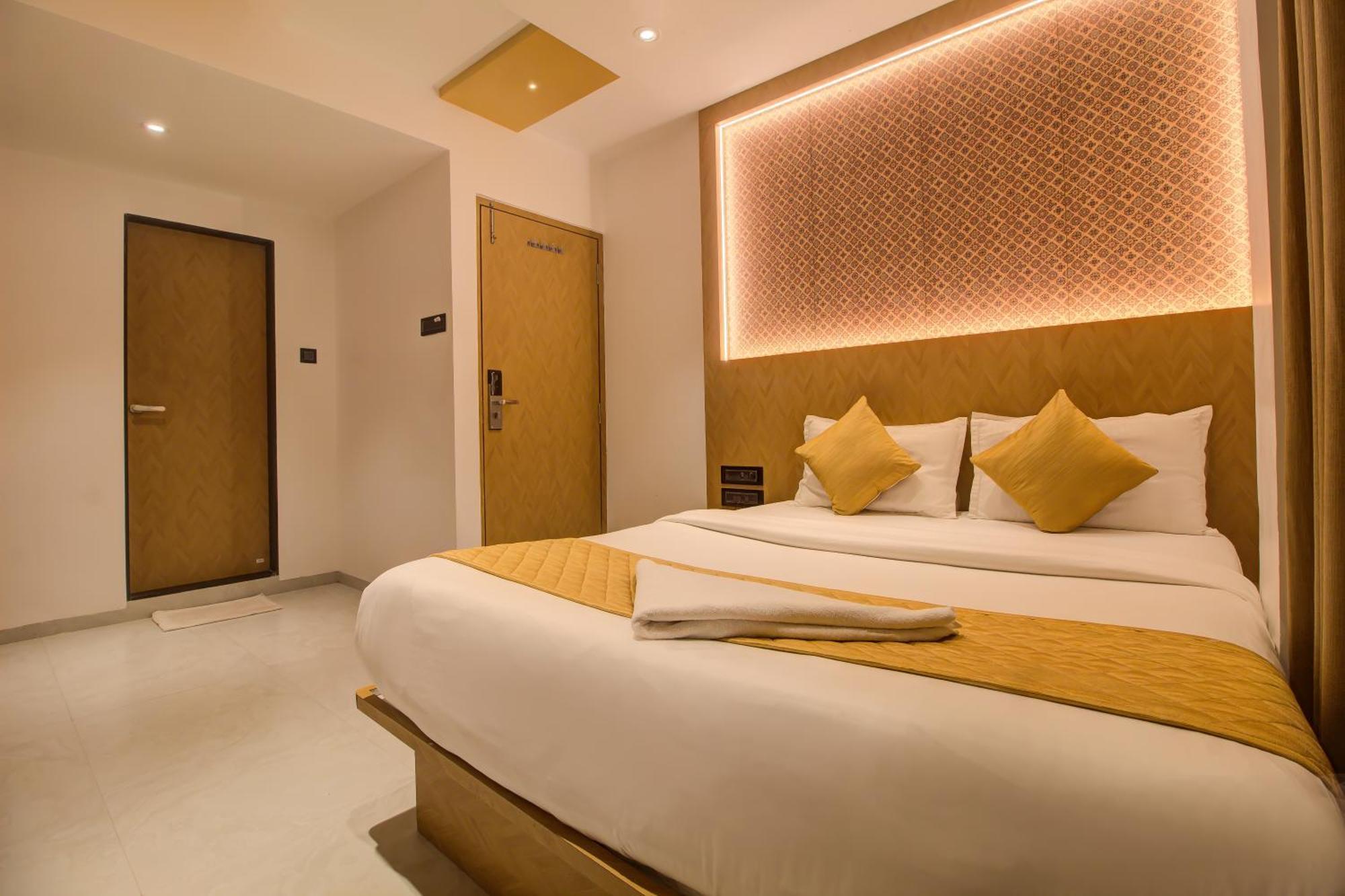 Malad Opposite Malad Railway Station 3*