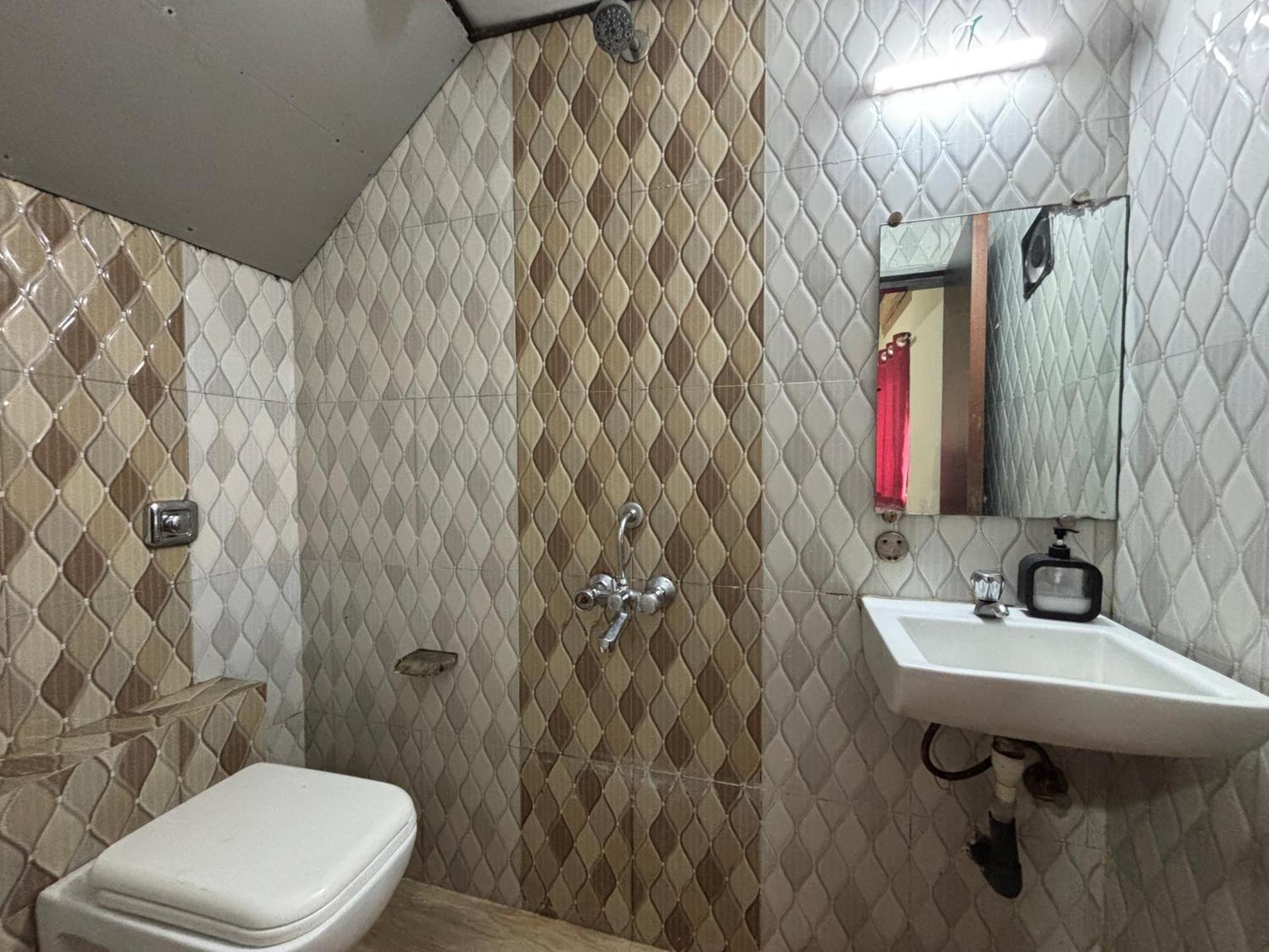 Hotel Kailash Park Near International Airport T2