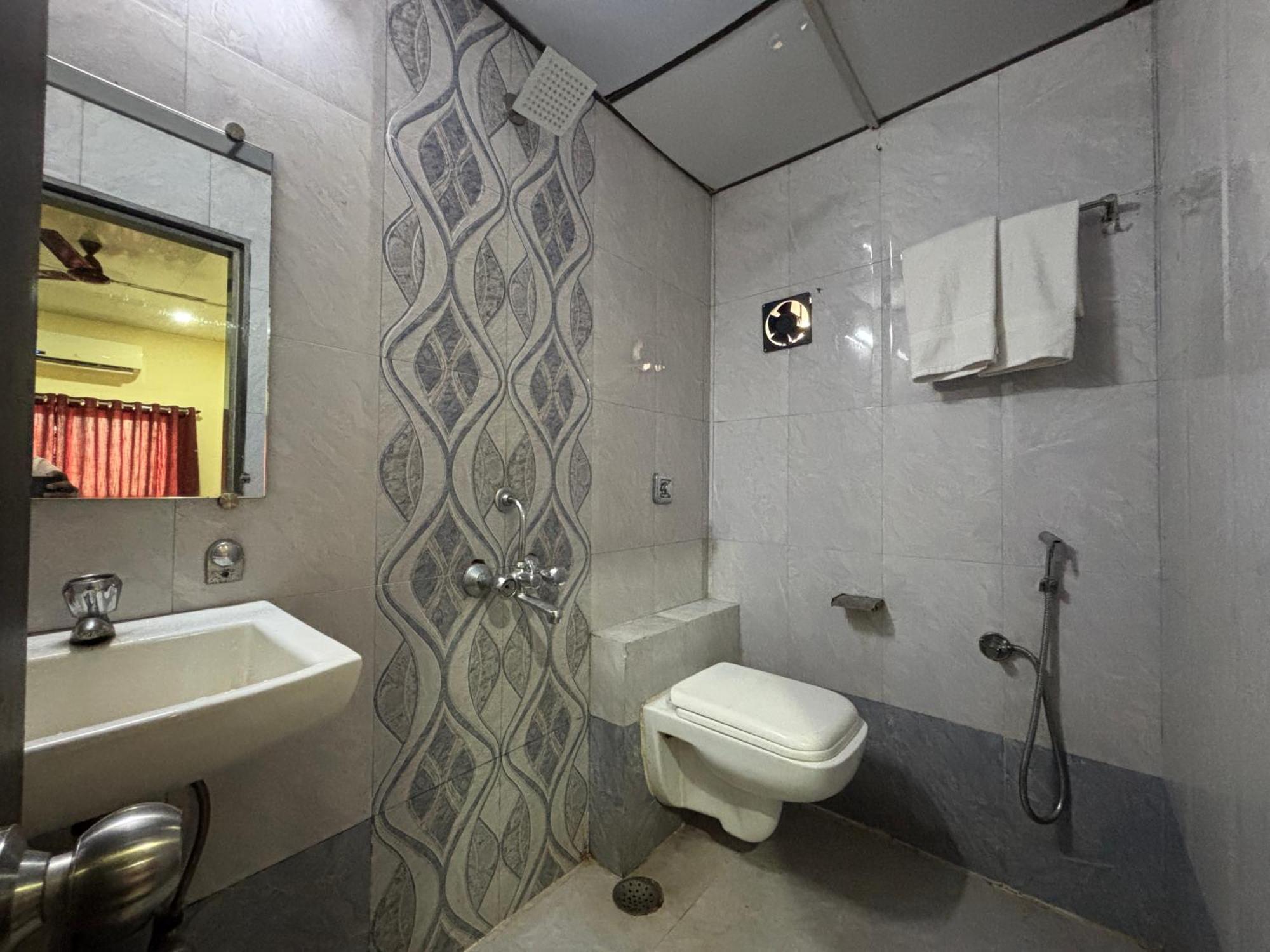 Kailash Park Near International Airport T2 3*