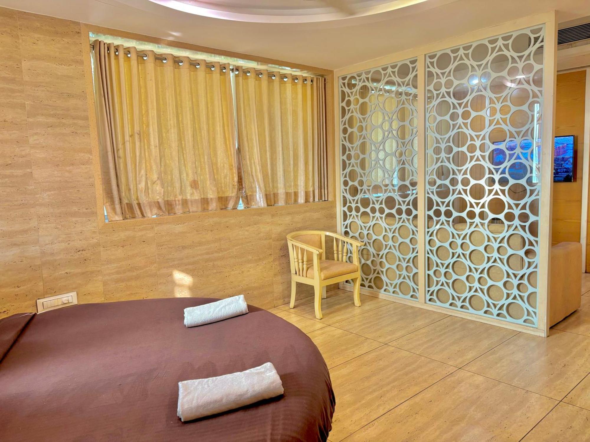 Neelkamal Hotel Mumbai