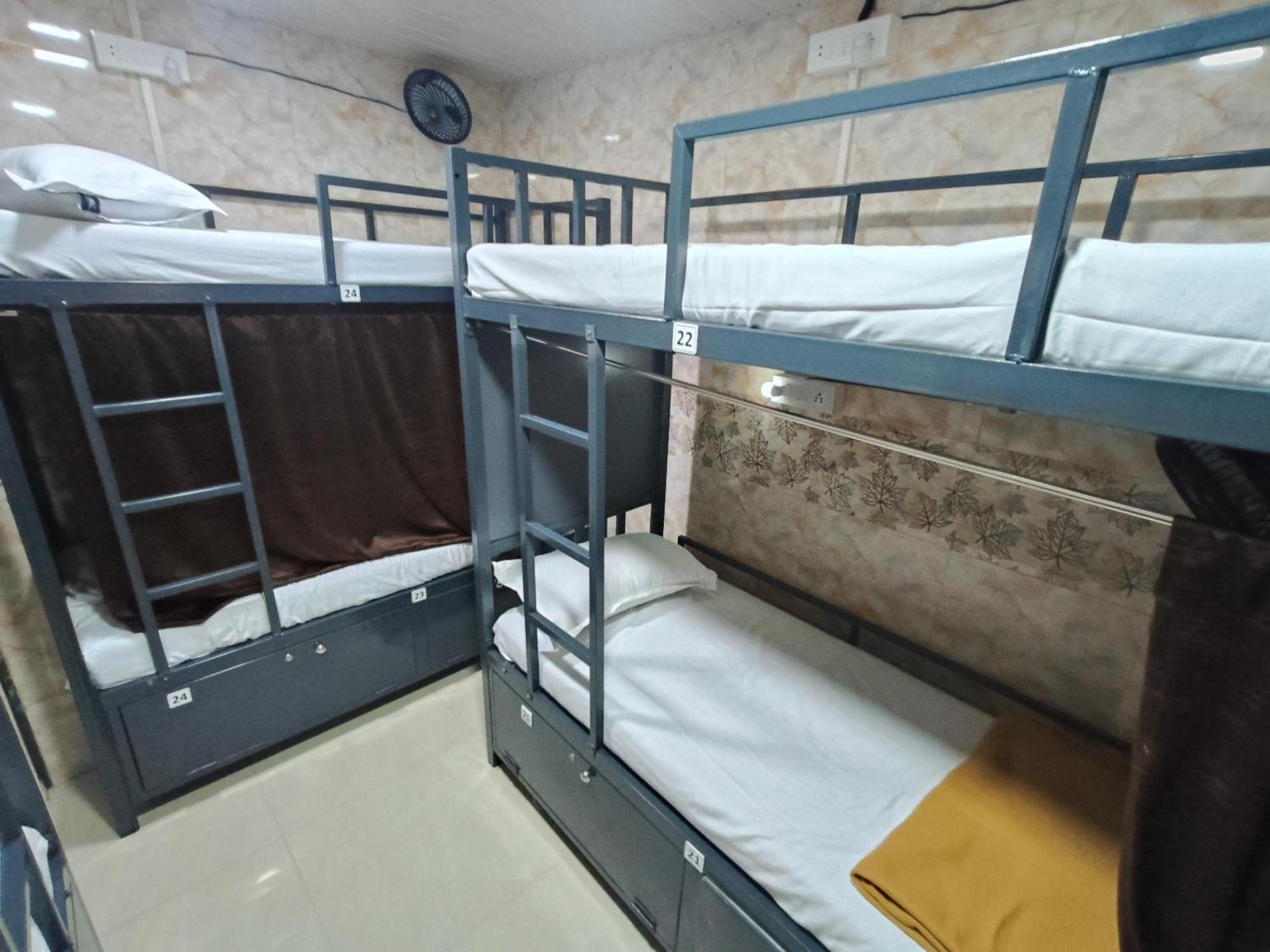 Hostel Sahar Ac - Andheri - Near International Airport - Male Guest Only *