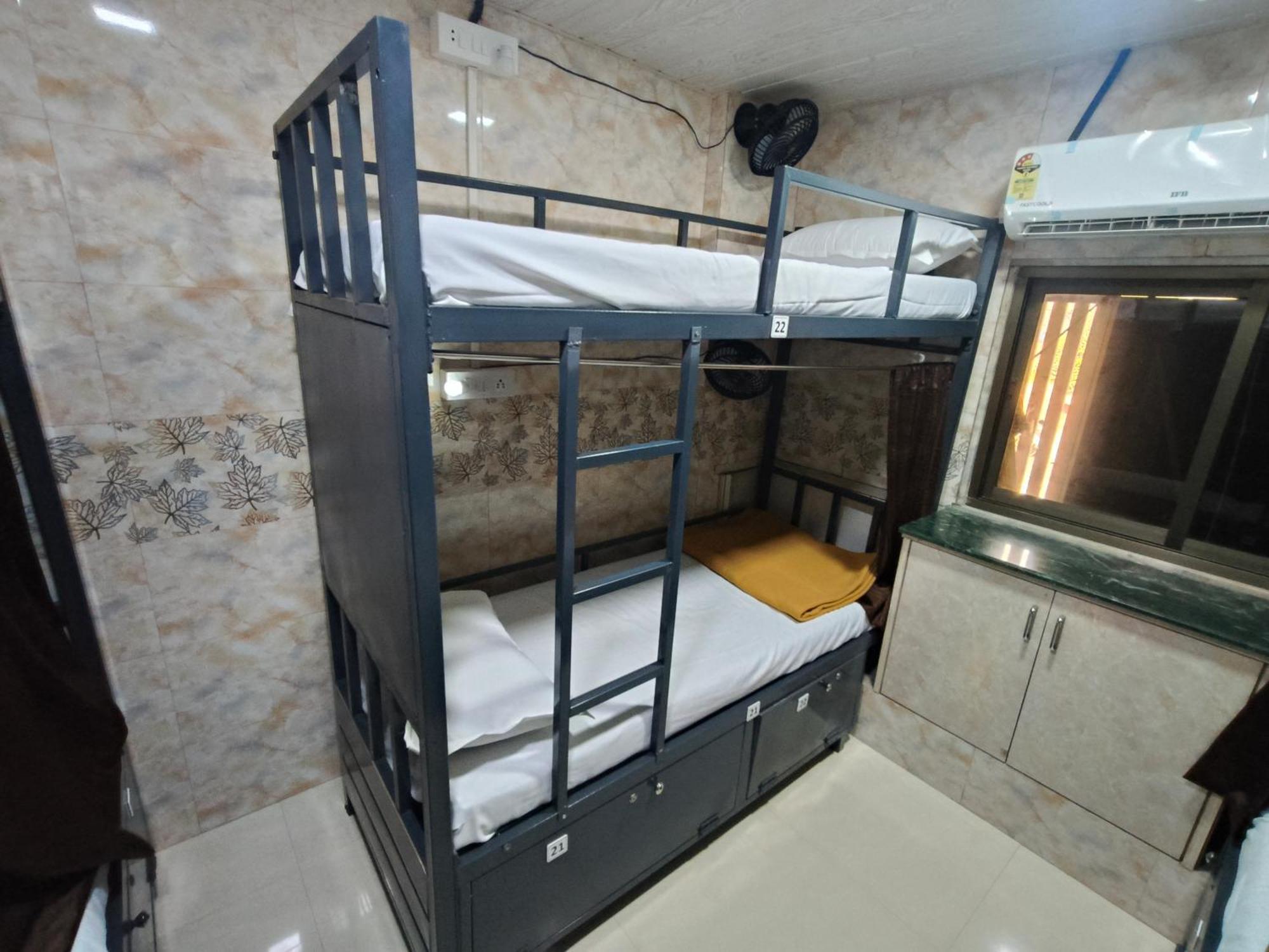 Sahar Ac - Andheri - Near International Airport - Male Guest Only Hostel *