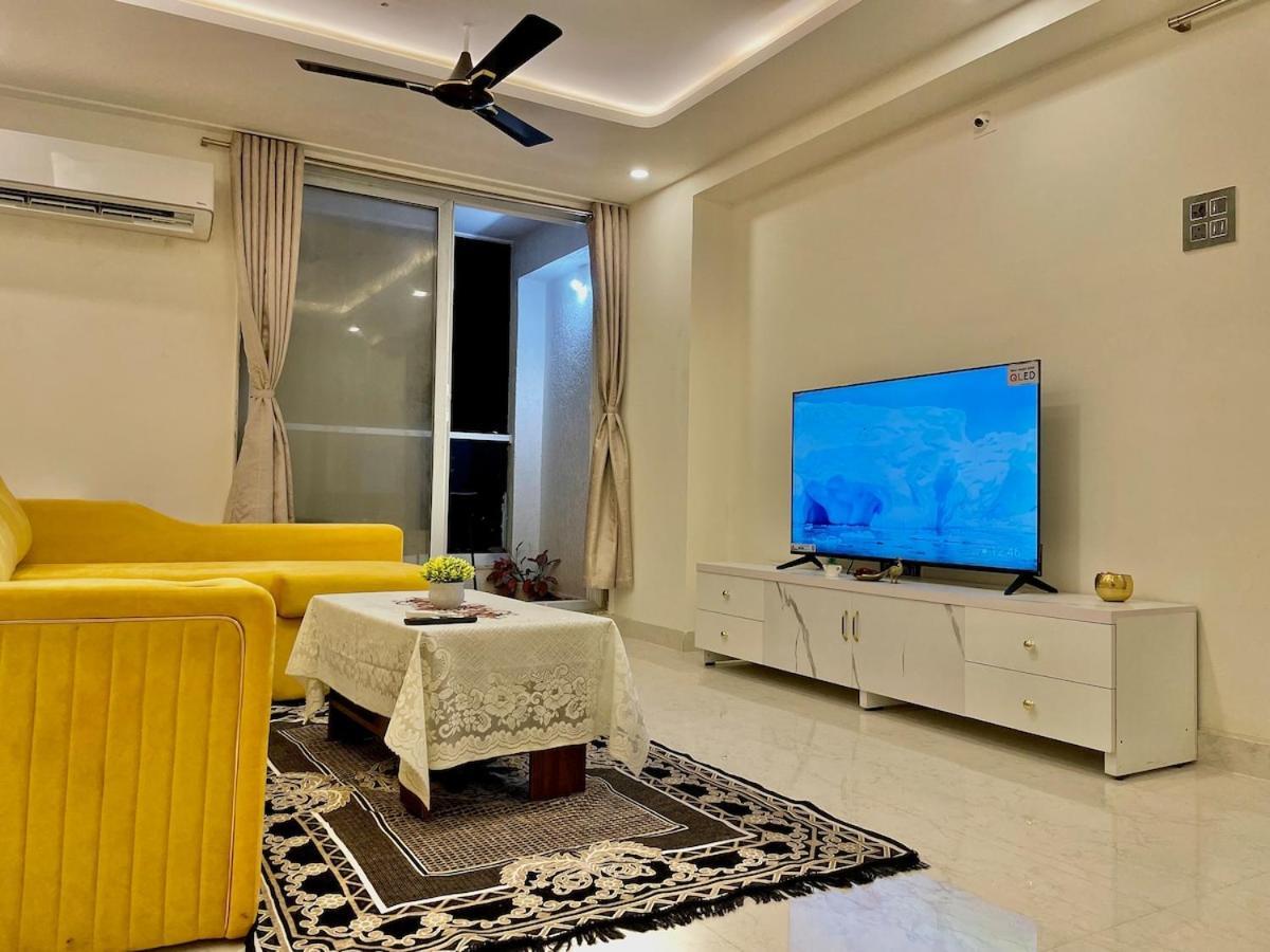 Chic 2 Bhk With Balcony & Bold Yellow Lounge Powai * Mumbai