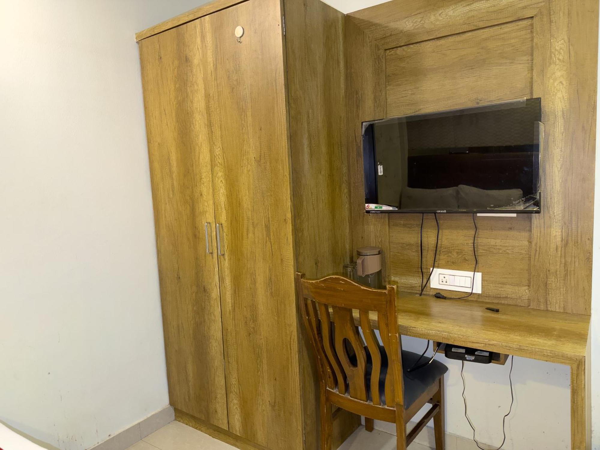 Hotel Hometown Near Us Embassy Bkc 3*