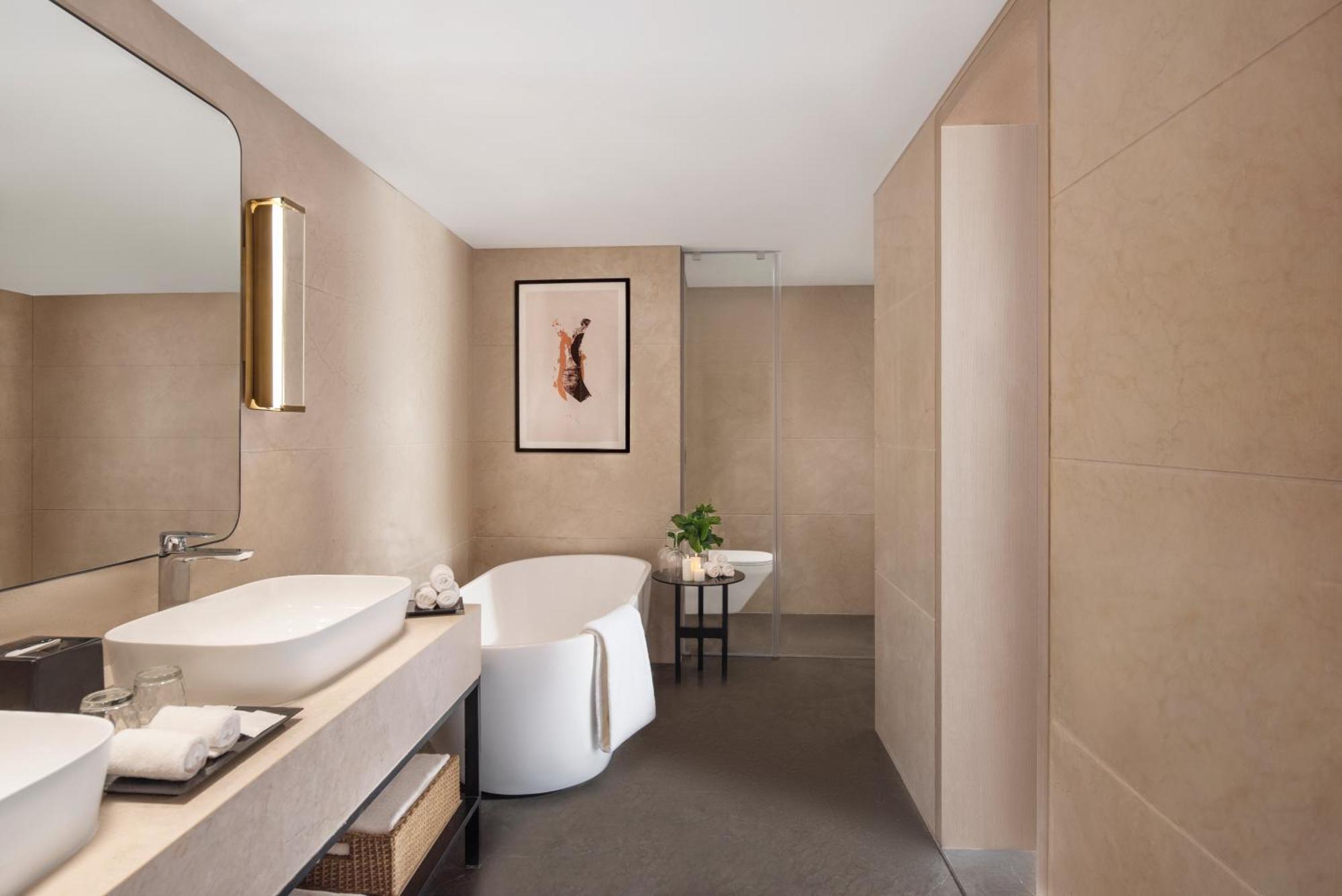 Novotel International Airport 5*