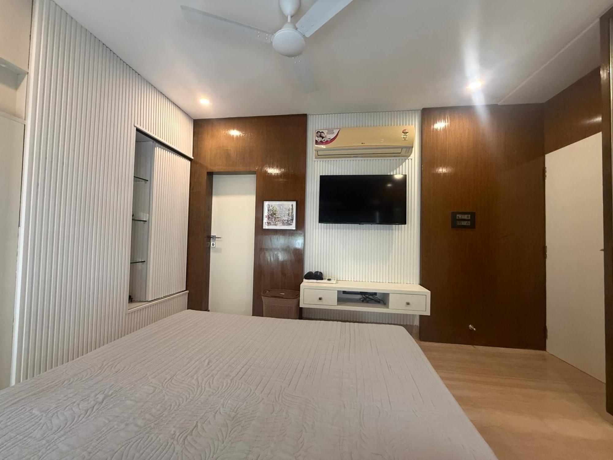 Apartment Bandra's Prime Luxurious 2 Bhk Mumbai