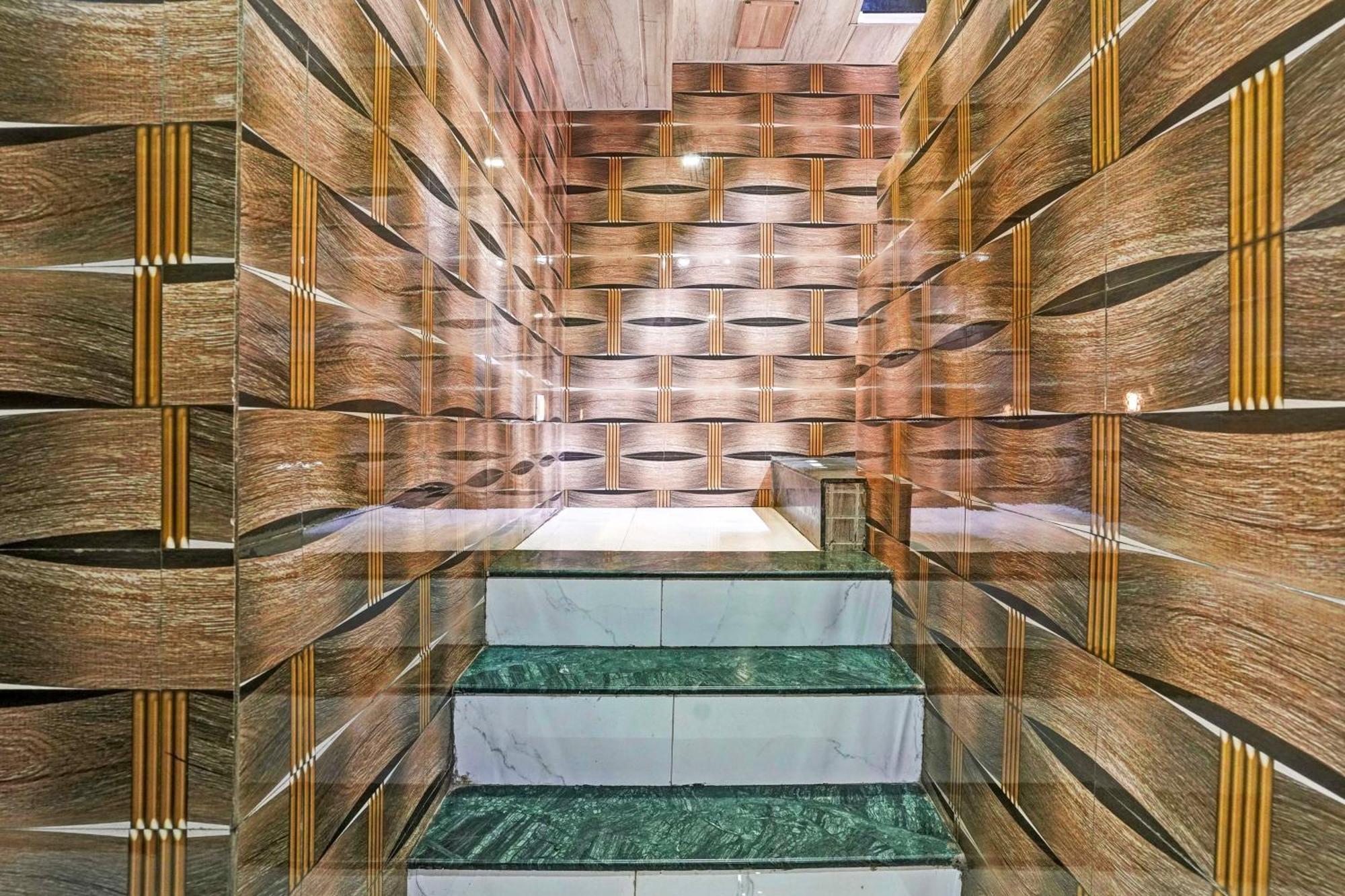 O Taj And Boarding 4*