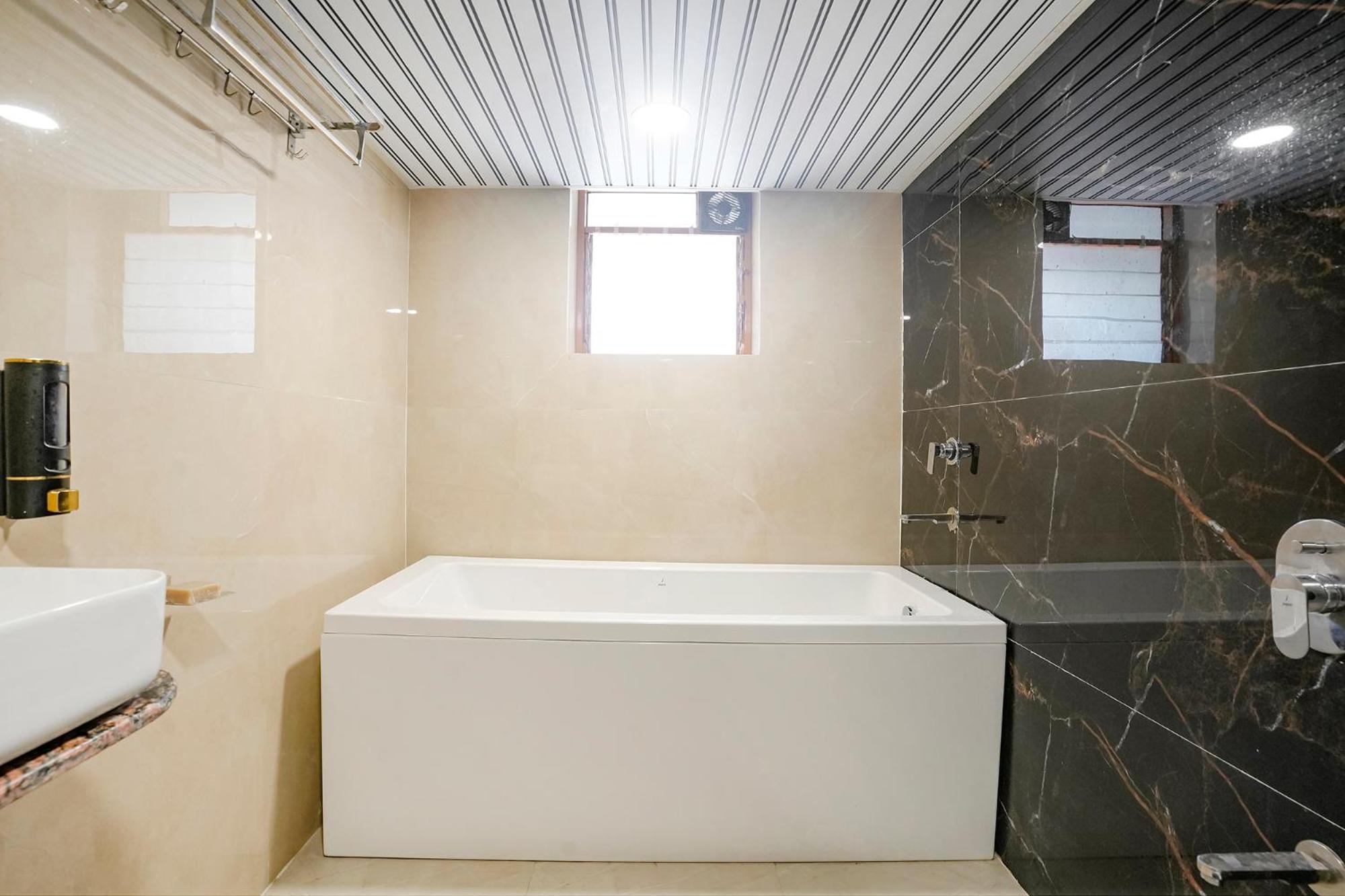 Eldoria Palace - Near Us Consulate & Bkc