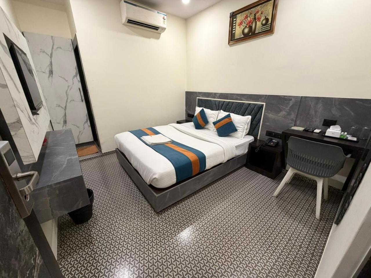 Hotel Diamond - Lokhanwala Andheri