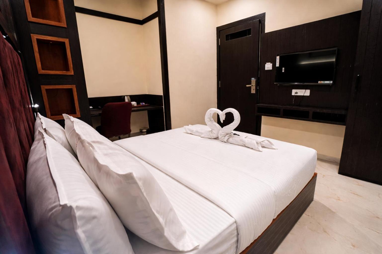 Sky - Chakal By Glitz Mumbai