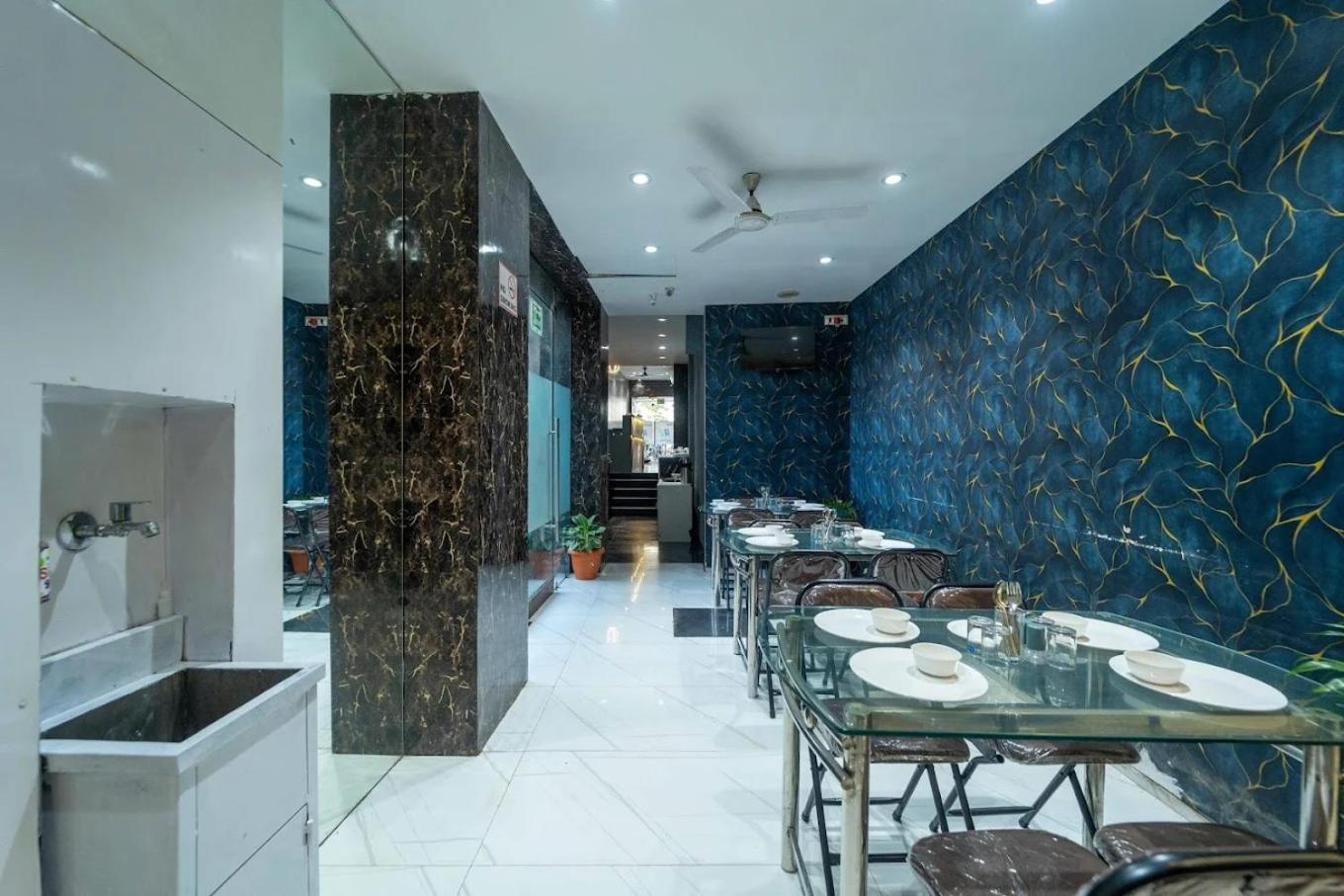 Glitz Rexton - Near Iit Powai Hotel