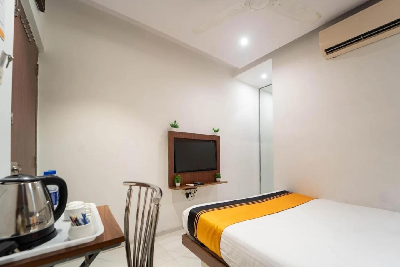 Hotel Glitz Rexton - Near Iit Powai