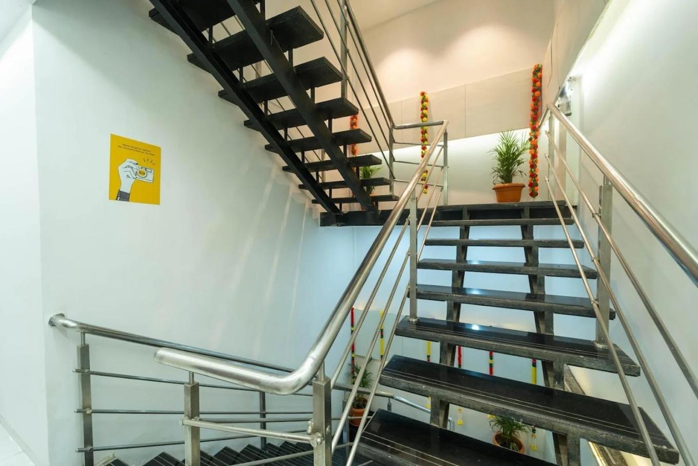 Glitz Rexton - Near Iit Powai Hotel *