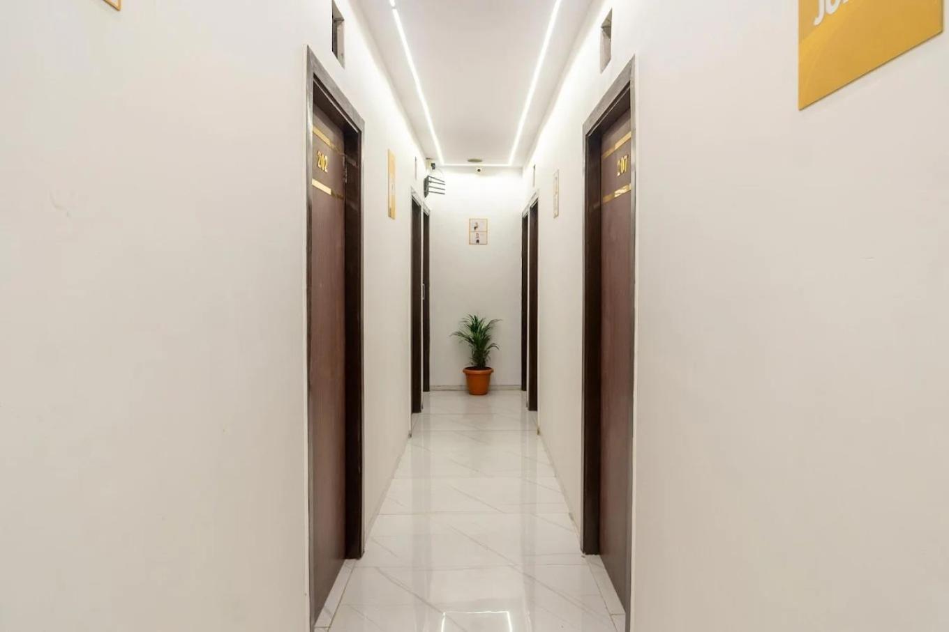 Hotel Glitz Rexton - Near Iit Powai *