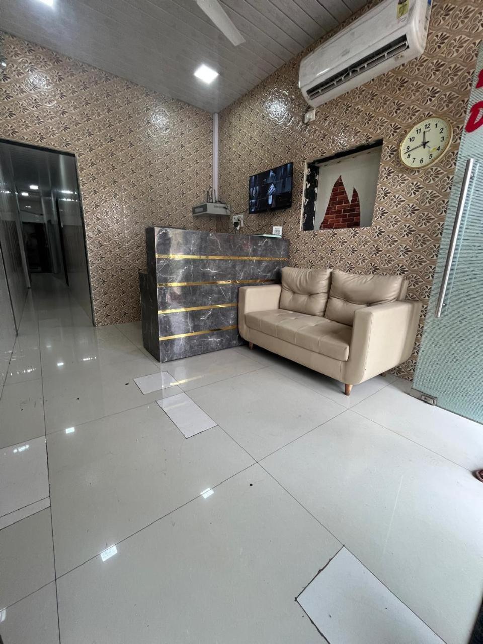 Golden Takshila Andheri 3*