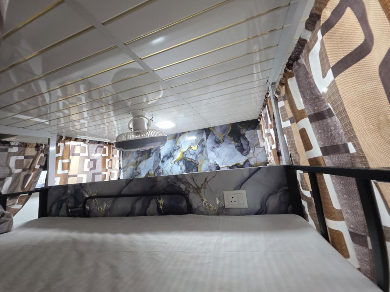 Nithyanand Male Cabinstay Mumbai