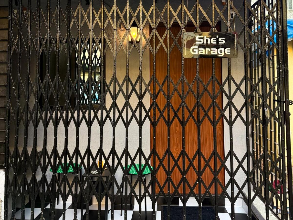 Apartment Shes Garage A Retro In Bandra Mumbai