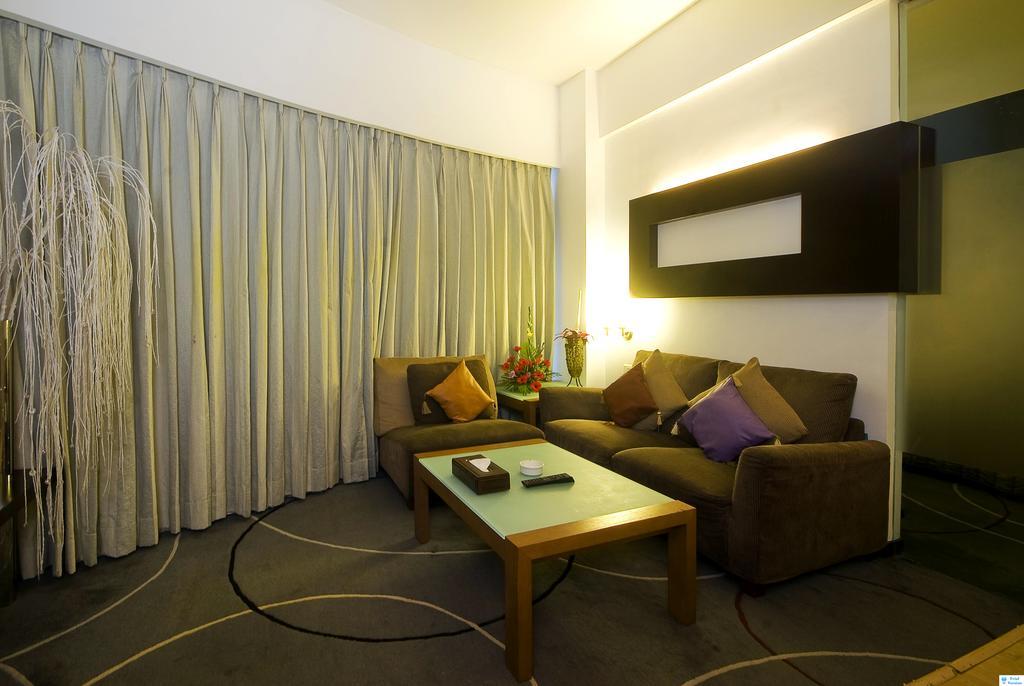 Peninsula Grand Hotel 4*
