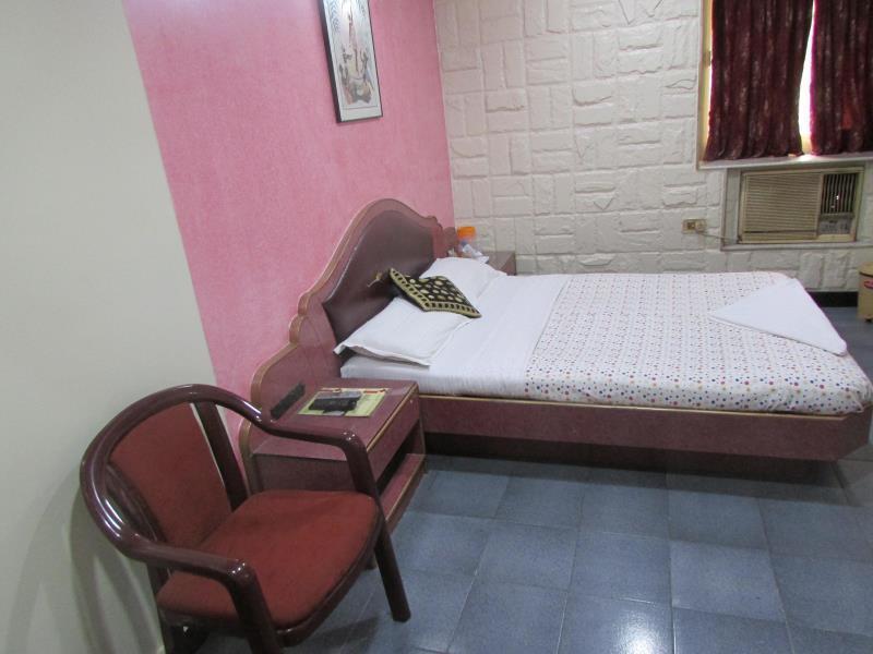Everest Hotel *