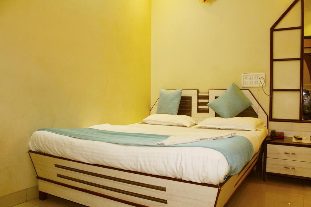Broadway Colaba Hotel