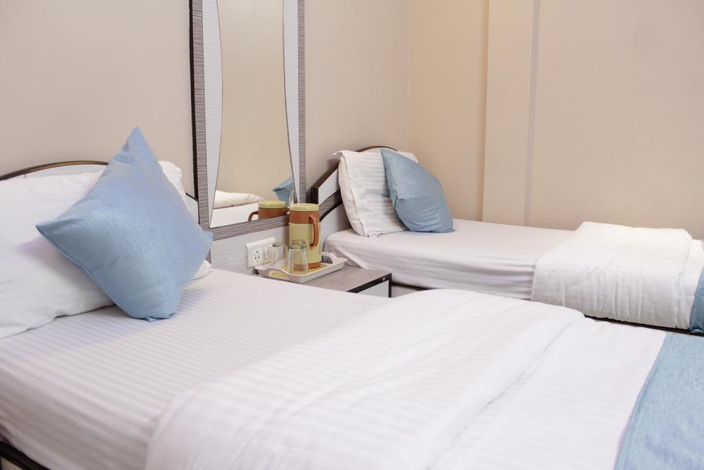 Broadway Colaba Hotel 2*