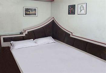 Everest Hotel *