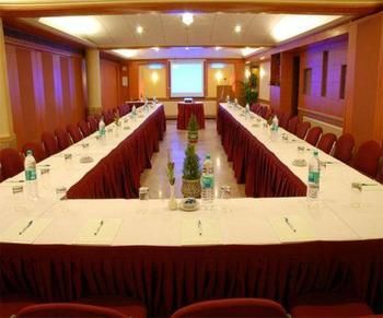 Hotel Emerald Htl And Executive