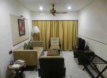 Emerald Htl And Executive Hotel