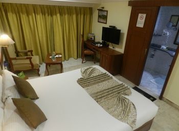 Hotel Emerald Htl And Executive