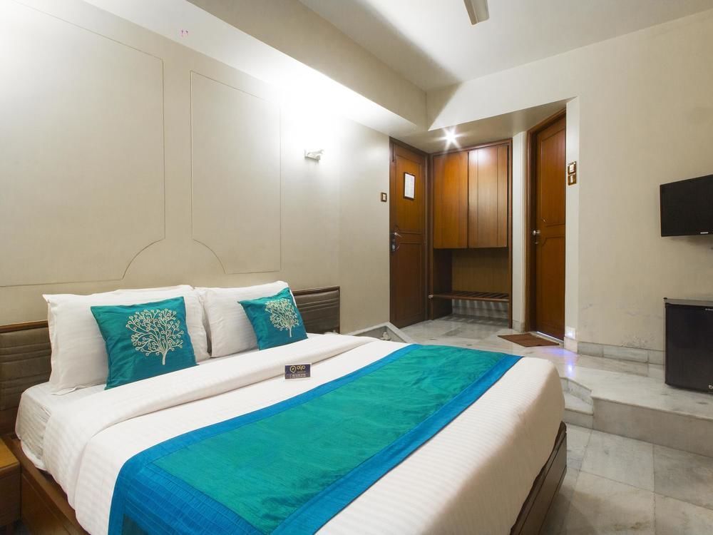 Hotel Oyo Premium Sion Railway Station 3*