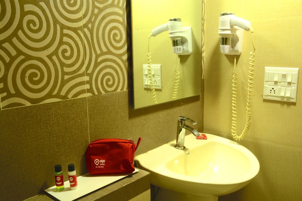Oyo Premium Santacruz Station Hotel Bombaim