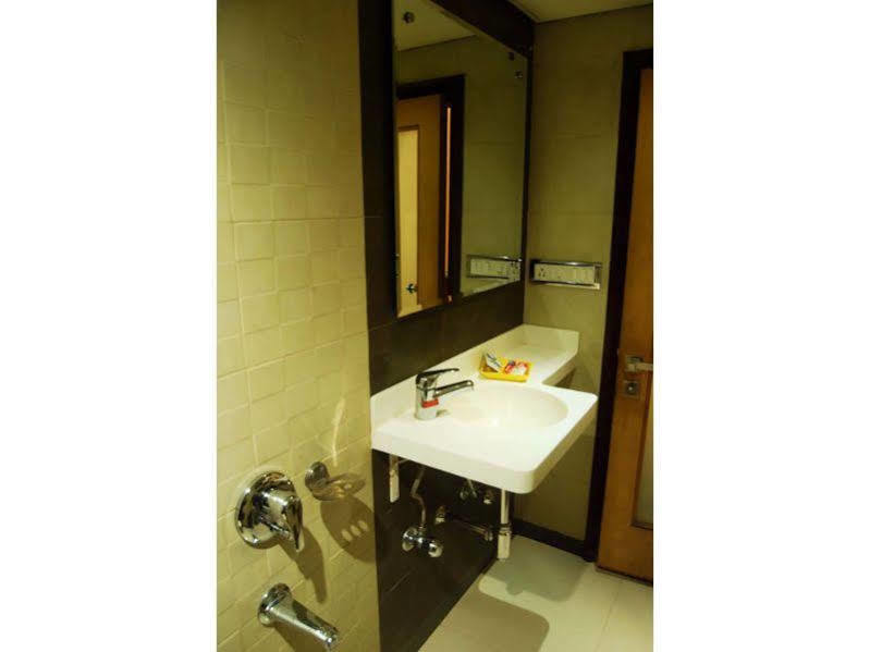 Vista Near Marine Lines Station Hotel 3*
