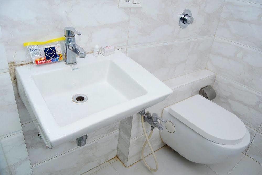 Hotel Vista Rooms Near Mumbai Intl. Airport 2*