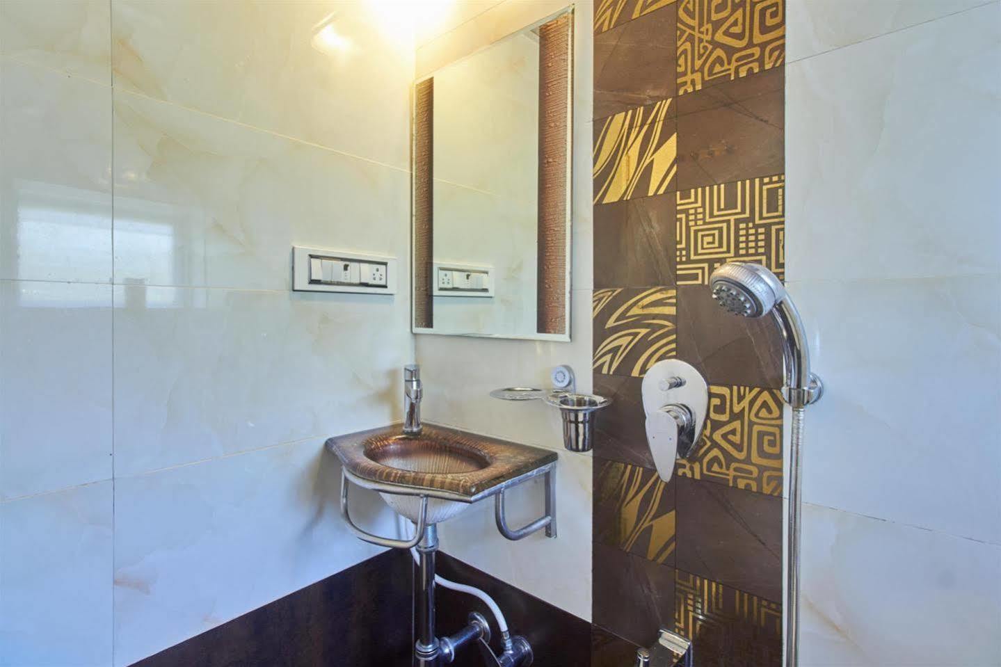 Hotel Oyo 28893 Gulf Mumbai