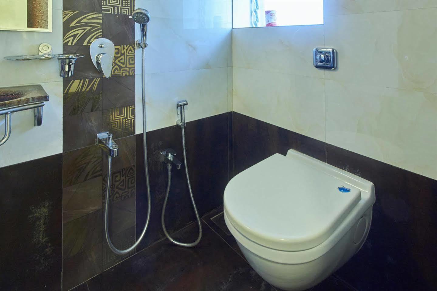 Oyo 28893 Gulf Hotel
