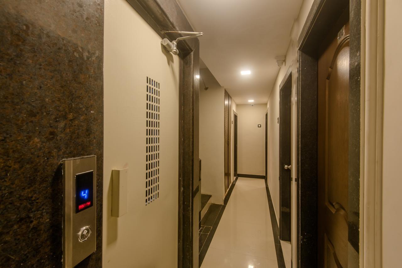 Oyo 9748 Girgaon Palace Hotel