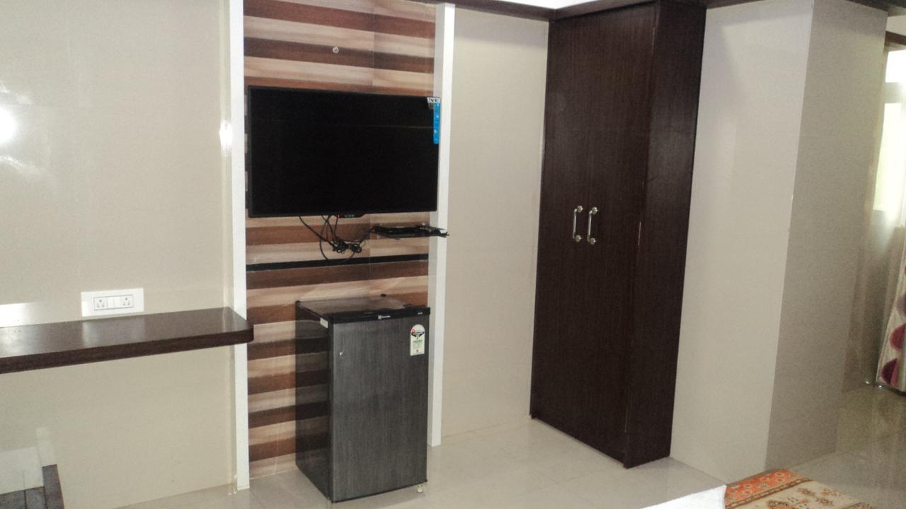 Celeste, Colaba