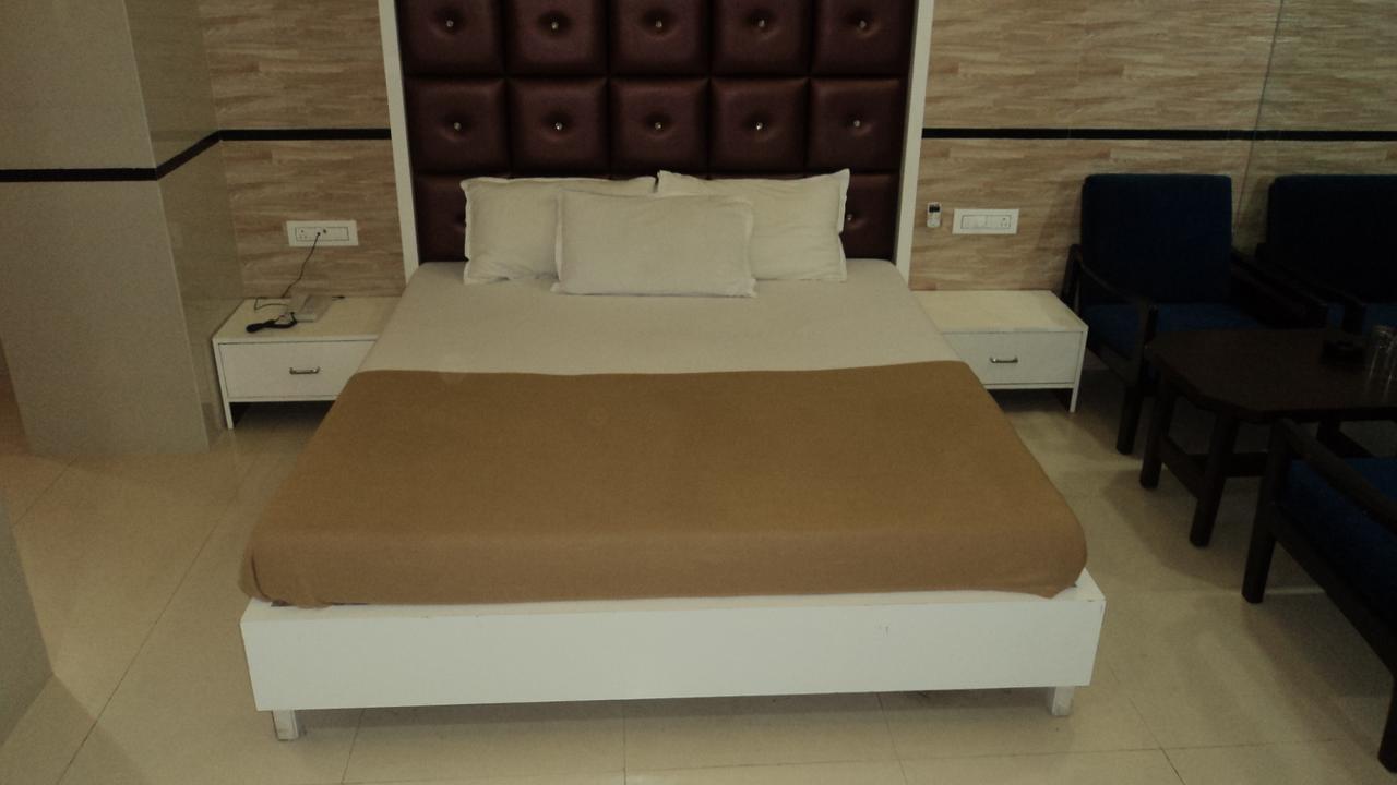 Celeste, Colaba Hotel 2*