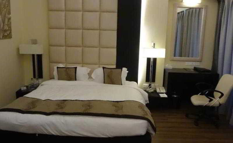 Goldfinch 4*