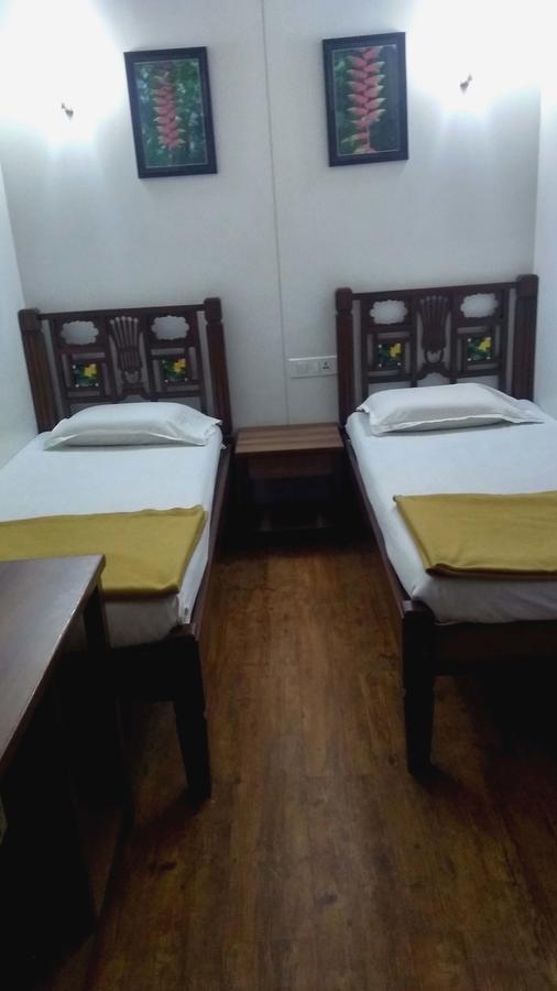 Hotel Carlton - Behind Taj Mahal Palace Colaba